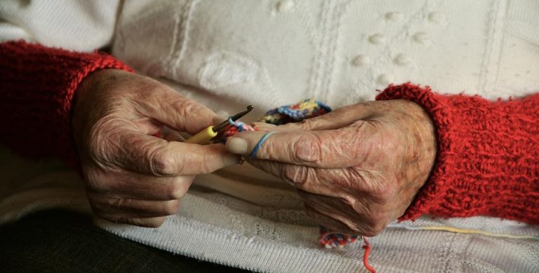 Usługi opiekuńcze dla seniorów: Wsparcie i opieka nad starszymi osobami.