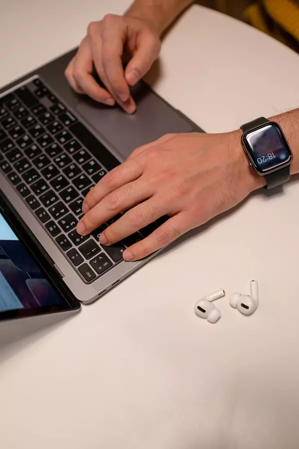 Fitbit luxe 5 vs. garmin lily 6 - nowości w eleganckich smartbandach