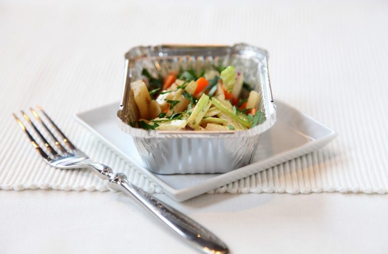 Catering i dowóz jedzenia – jakie opakowania sprawdzają się najlepiej przy transporcie?