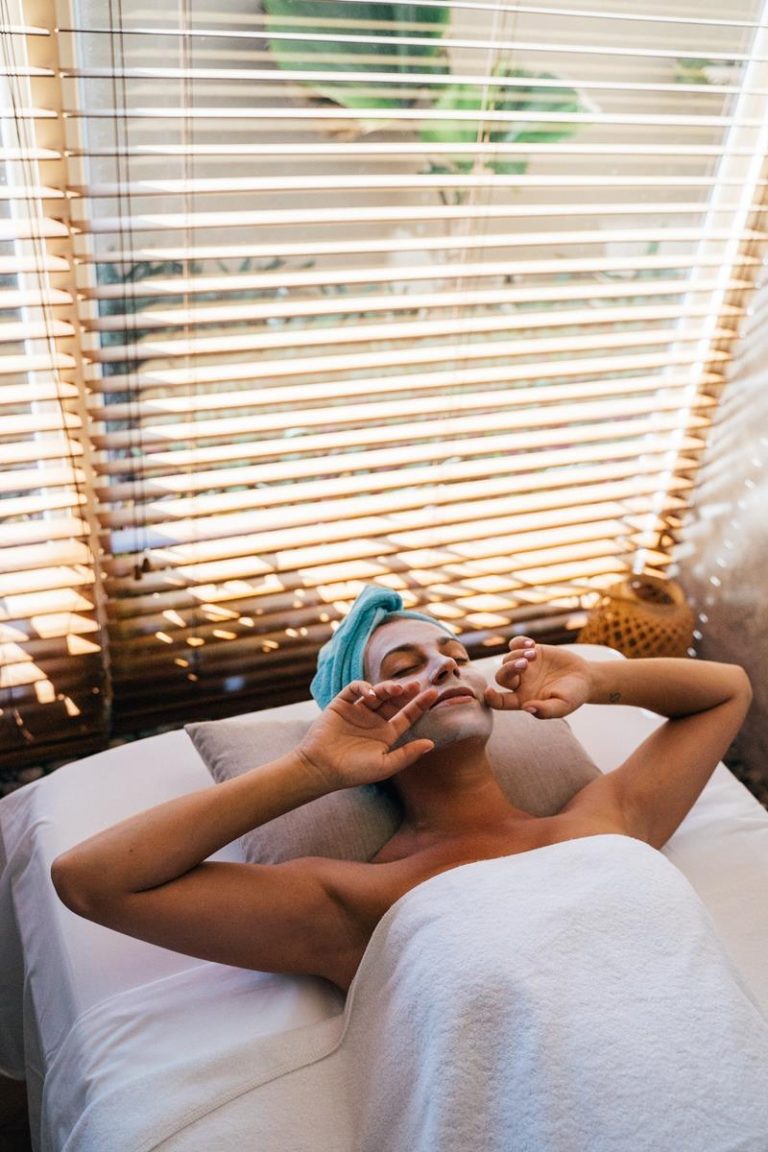 Masaż biurowy w krakowie jako benefit pracowniczy – jak krótki relaks wpływa na efektywność zespołu?